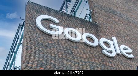 Il segno e il logo Google sui loro uffici all'angolo di Clanwilliam Place e Grand Canal Street, a Dublino, Irlanda. Foto Stock