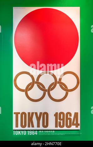 tokyo, giappone - agosto 10 2021: Poster giapponese dei giochi olimpici estivi di Tokyo 1964 raffiguranti il simbolo del sole crescente e cinque anelli olimpici disegnati da Yusa Foto Stock