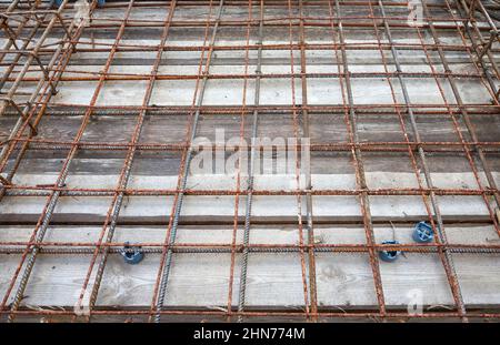 Immagine della struttura di rinforzo della barra in acciaio nervata pronta per la colata di calcestruzzo. Foto Stock