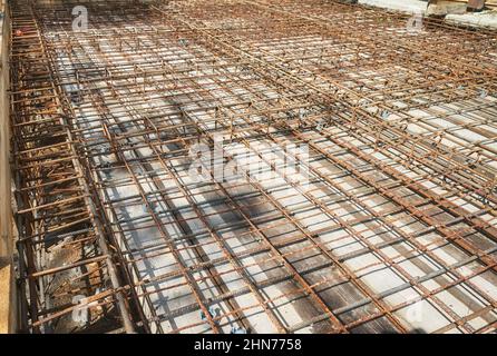 Immagine della struttura di rinforzo della barra in acciaio nervata pronta per la colata di calcestruzzo. Foto Stock