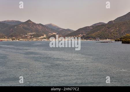 Igoumenitsa mare della città, porto e montagne. THESPROTIA, Grecia Foto Stock