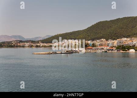 Igoumenitsa mare della città, porto e montagne. THESPROTIA, Grecia Foto Stock