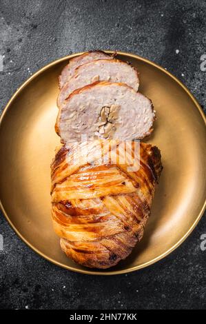 Polpa di polpetta con pancetta arrosto, polpa di carne tritata. Sfondo nero. Vista dall'alto Foto Stock