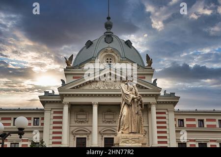 Il cielo scenografico sopra la statua di Mihail Cantacuzino e l'ospedale clinico di Coltea a Bucarest, capitale della Romania. Ospedale è stato costruito nel 1704, Destroye Foto Stock