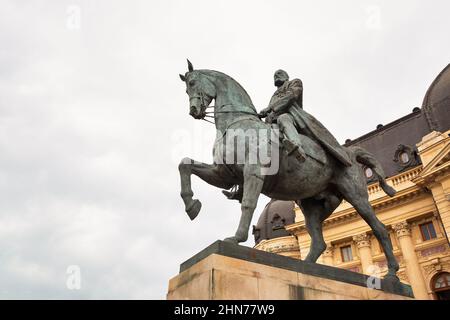 Statua equestre di Carol i di fronte alla Biblioteca Universitaria di Bucarest, Romania Foto Stock