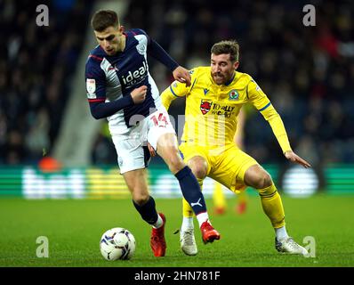 Jayson Molumby di West Bromwich Albion (a sinistra) e Joe Rothwell di Blackburn Rovers combattono per la palla durante la partita del campionato Sky Bet presso gli Hawthorns, West Bromwich. Data foto: Lunedì 14 febbraio 2022. Foto Stock