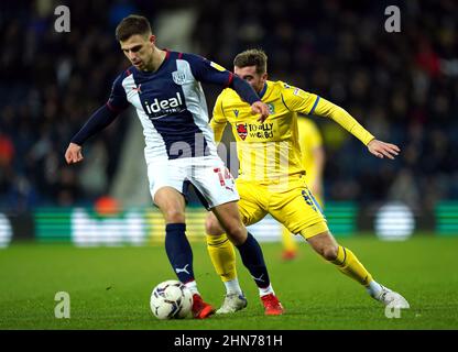 Jayson Molumby di West Bromwich Albion (a sinistra) e Joe Rothwell di Blackburn Rovers combattono per la palla durante la partita del campionato Sky Bet presso gli Hawthorns, West Bromwich. Data foto: Lunedì 14 febbraio 2022. Foto Stock