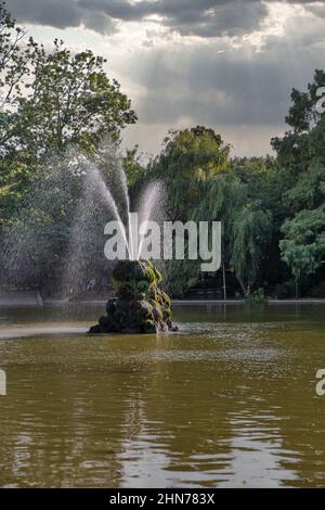 Stagno con fontana nel parco dei Giardini di Cismigiu nel centro di Bucarest, capitale della Romania. Foto Stock