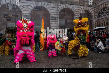 Festa di Capodanno cinese con artisti in costumi colorati, City Chambers, Edimburgo, Scozia, Regno Unito Foto Stock