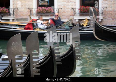 la cabinovia veneziana si è allineata e pronta a portare i turisti della città in un viaggio romantico intorno ad alcuni dei canali Foto Stock