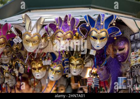 bancarelle di strada in piazza san Marco che vendono maschere di vendicazione e t, magliette e cappelli destinati ai molti turisti che si affollano a Venezia ogni anno Foto Stock