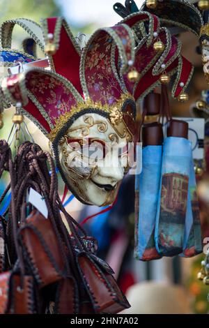 bancarelle di strada in piazza san Marco che vendono maschere di vendicazione e t, magliette e cappelli destinati ai molti turisti che si affollano a Venezia ogni anno Foto Stock