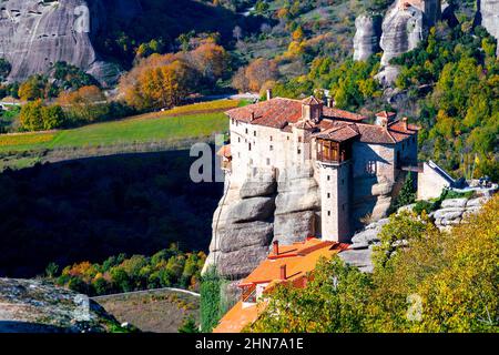 Grande antico monastero di varlaam su un'alta roccia a meteora, tessaglia, grecia. Splendida vista sulle scogliere Foto Stock