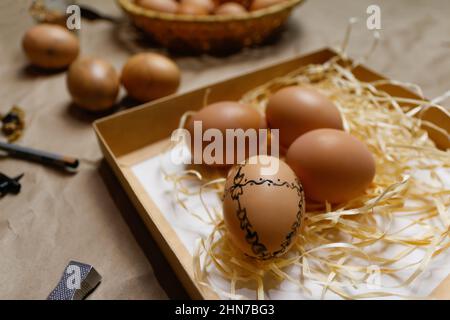 Strumenti per la decorazione delle uova pasquali, Pysankas. Luogo di lavoro. Sfondo rustico. Raccolta delle uova. Penna fatta in casa per disegnare uova. Preparazione per le vacanze Foto Stock