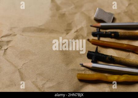 Strumenti per la decorazione delle uova pasquali, Pysankas. Sfondo rustico. Penne di raccolta e matite. Penna fatta in casa per disegnare uova. Preparazione per le vacanze Foto Stock