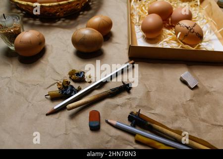 Strumenti per la decorazione delle uova pasquali, Pysankas. Sfondo rustico. Raccolta delle uova. Penna fatta in casa per disegnare uova. Vacanza di preparazione. Carta artigianale Foto Stock