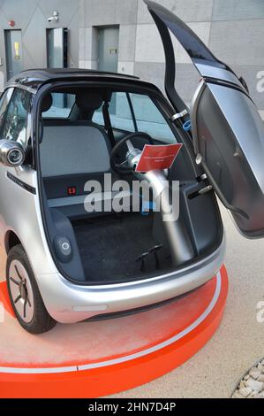 Microlino All-Electric Vehicle all'Expo 2020 Dubai UAE - 1 febbraio 2022. Foto Stock