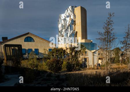 Arles, Francia - 6th febbraio 2021: Torre della luma nel Parc des Ateliers, arte contemporanea, Francia meridionale Foto Stock