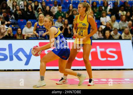 Sheffield, Regno Unito. 14th Feb 2022. English Institute of Sport Sheffield, Sheffield, South Yorkshire, 14 febbraio 2022. Vitality Netball Superleague Leeds Rhinos Netball v Team Bath Netball Jade Clarke of Leeds Rhinos Netball Credit: Touchlinepics/Alamy Live News Foto Stock