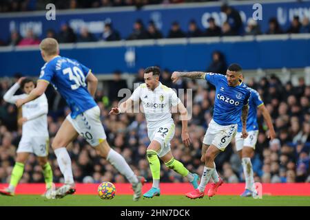 LIVERPOOL, REGNO UNITO. FEBBRAIO 12th Jack Harrison di Leeds si è Unito alla palla durante la partita della Premier League tra Everton e Leeds United al Goodison Park di Liverpool, sabato 12th febbraio 2022. (Credit: Pat Scaasi | MI News) Credit: MI News & Sport /Alamy Live News Foto Stock