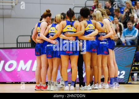 Sheffield, Regno Unito. 14th Feb 2022. English Institute of Sport Sheffield, Sheffield, South Yorkshire, 14 febbraio 2022. Vitality Netball Superleague Leeds Rhinos Netball v Team Bath Netball Leeds Rhinos Netball Team huddle. Credit: Touchlinepics/Alamy Live News Foto Stock