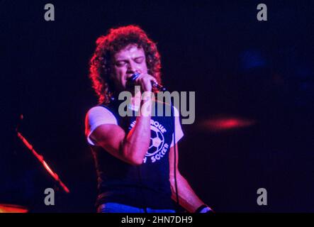 Il cantante Lou Gramm della band anglo-americana Foreigner ha suonato alla Wembley Arena di Londra nel 1985. Foto Stock