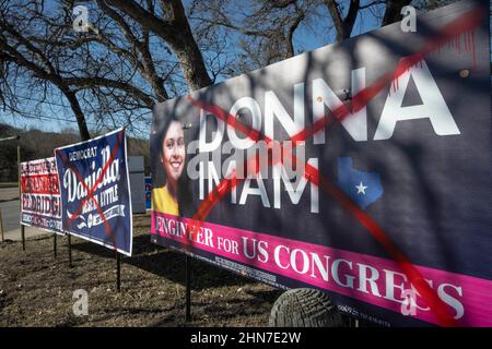 Austin, Texas USA 14 febbraio 2022: Segni vandalizzati litter l'angolo del 15th e Lamar per la maggior parte delle donne candidati democratici prima di un marzo 1st elezioni primarie su diverse razze locali. Danneggiare o rimuovere i segni politici correttamente posizionati è un crimine in Texas. Credit: Bob Daemmrich/Alamy Live News Foto Stock