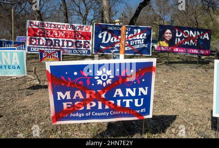 Austin, Texas USA 14 febbraio 2022: Segni vandalizzati litter l'angolo del 15th e Lamar per la maggior parte delle donne candidati democratici prima di un marzo 1st elezioni primarie su diverse razze locali. Danneggiare o rimuovere i segni politici correttamente posizionati è un crimine in Texas. Credit: Bob Daemmrich/Alamy Live News Foto Stock