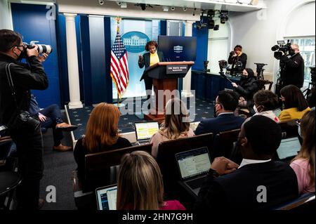 Washington, Stati Uniti. 14th Feb 2022. Il vice segretario generale della stampa Karine Jean-Pierre interviene a un briefing stampa nella Sala Stampa della Casa Bianca. Credit: SOPA Images Limited/Alamy Live News Foto Stock