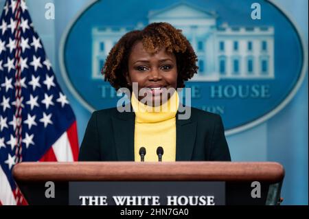 Washington, Stati Uniti. 14th Feb 2022. Il vice segretario generale della stampa Karine Jean-Pierre interviene a un briefing stampa nella Sala Stampa della Casa Bianca. Credit: SOPA Images Limited/Alamy Live News Foto Stock