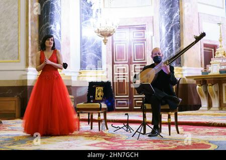 Madrid, Spagna. 14th Feb 2022. I casi soprano Marivi Blasco e Robert si esibiscono durante il concerto di Musica ai tempi di Caravaggio nella cappella del Palazzo reale di Madrid. Credit: SOPA Images Limited/Alamy Live News Foto Stock