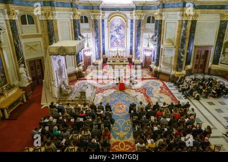 Madrid, Spagna. 14th Feb 2022. I casi soprano Marivi Blasco e Robert si esibiscono durante il concerto di Musica ai tempi di Caravaggio nella cappella del Palazzo reale di Madrid. Credit: SOPA Images Limited/Alamy Live News Foto Stock