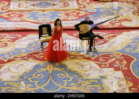 Madrid, Spagna. 14th Feb 2022. I casi soprano Marivi Blasco e Robert si esibiscono durante il concerto di Musica ai tempi di Caravaggio nella cappella del Palazzo reale di Madrid. Credit: SOPA Images Limited/Alamy Live News Foto Stock