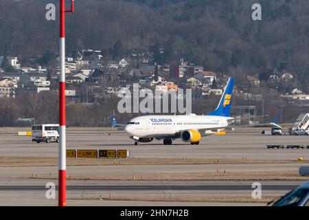 Zurigo, Svizzera, 10 febbraio 2022 Icelandair Boeing 737-8 MAX Aircraft sta tassando la sua posizione all'aeroporto internazionale Foto Stock