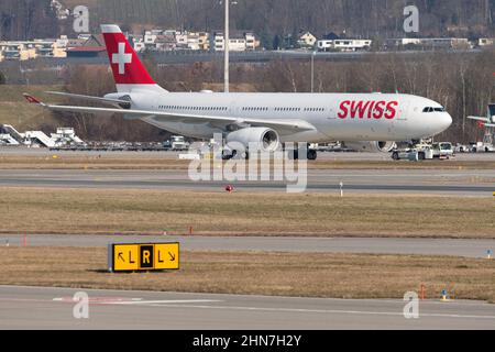 Zurigo (Svizzera), 10 febbraio 2022 l'aereo Swiss International Airlines Airbus A330-313 è tassato all'aeroporto internazionale Foto Stock