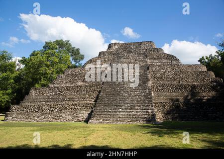 Tempio 24, Sito Maya, zona archeologica di Chacchoben, Chacchoben, Stato di Quitana Roo, Messico Foto Stock