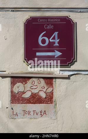 La Tortvga (la tartaruga), Terra Cota Colonial Street Sign, Calle 64 & Calle 57, Merida, Yucatan state, Messico Foto Stock