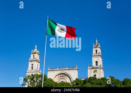 Bandiera messicana, Plaza Grande, Cathedral de IIdefonso (background), Merida, Yucatan state, Messico Foto Stock