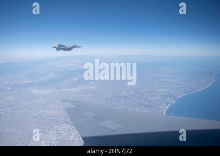 Un F-15E Strike Eagle assegnato alla 144th Fighter Wing, vola accanto a un KC-10 Extender assegnato alla 60th Air Mobility Wing, dopo aver ricevuto carburante dal 13 febbraio 2022, sopra Los Angeles. Una prolunga KC-10 fornisce 83.000 libbre di carburante a tre aquile F-15E Strike nel corso di Super Bowl LVI, in modo che possano fornire sicurezza. (STATI UNITI Air Force foto di Senior Airman Cameron Otte) Foto Stock