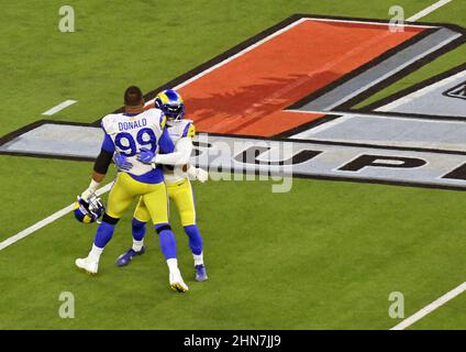 Los Angeles Rams Defensive End Aaron Donald (99) guida la celebrazione dopo aver sconfitto i Cincinnati Bengals 23-20 nel Super Bowl LVI al SoFi Stadium di Los Angeles domenica 13 febbraio 2022. Foto di Jim Ruymen/UPI Foto Stock