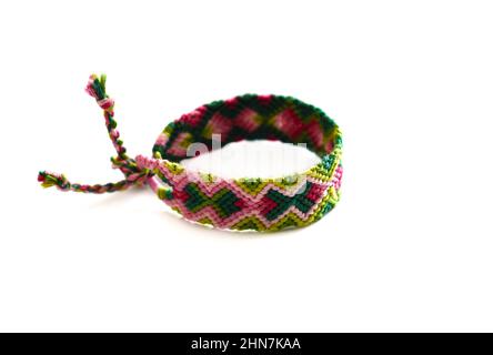 Braccialetti fai da te in tessuto amicizia con diversi tipi di intrecciatura. Accessorio estivo Foto Stock