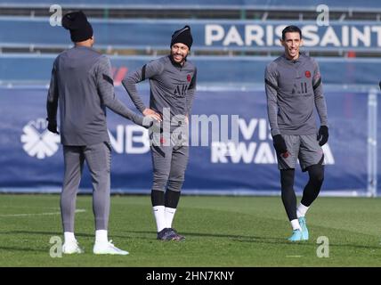 Parigi, Francia. 14th Feb 2022. Angelo di Maria di Parigi Saint-Germain (R), Neymar (C) partecipa a una sessione di allenamento a Parigi, in Francia, il 14 febbraio 2022, alla vigilia del round della UEFA Champions League del 16, partita di calcio tra PSG e Real Madrid. Credit: Gao Jing/Xinhua/Alamy Live News Foto Stock