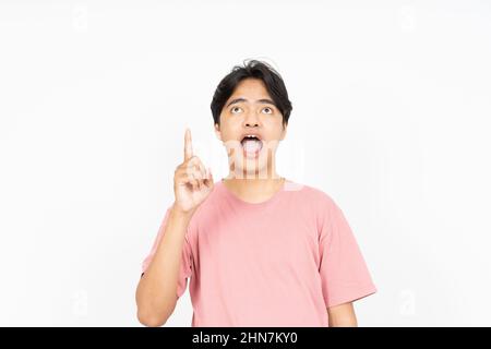 Scopri l'uomo asiatico che indossa una T-shirt isolata su sfondo bianco Foto Stock
