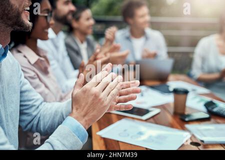 Pronti con i loro applausi. Foto di un gruppo di colleghi che hanno applaudato durante una riunione in un bar. Foto Stock