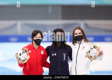 Pechino, Cina. 13th Feb 2022. (L - R) Miho Takagi (JPN), Erin Jackson (USA), Angelina Golikova (ROC) Speed Skating : cerimonia dei fiori delle donne del 500m durante i Giochi Olimpici invernali di Pechino 2022 al National Speed Skating Oval di Pechino, Cina . Credit: Koji Aoki/AFLO SPORT/Alamy Live News Foto Stock