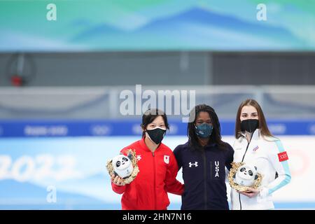 Pechino, Cina. 13th Feb 2022. (L - R) Miho Takagi (JPN), Erin Jackson (USA), Angelina Golikova (ROC) Speed Skating : cerimonia dei fiori delle donne del 500m durante i Giochi Olimpici invernali di Pechino 2022 al National Speed Skating Oval di Pechino, Cina . Credit: Koji Aoki/AFLO SPORT/Alamy Live News Foto Stock