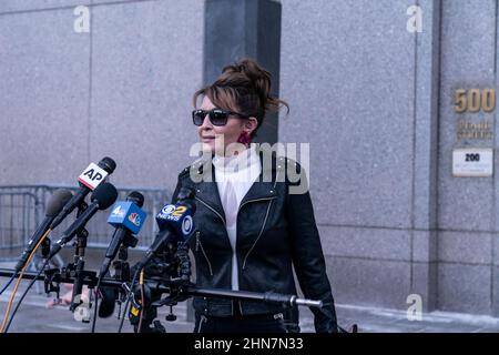 New York, New York, Stati Uniti. 14th Feb 2022. New York, NY - 14 febbraio 2022: Sarah Palin, ex Governatore dell'Alaska lascia la corte dopo che il giudice ha respinto il suo caso alla corte del distretto meridionale degli Stati Uniti (immagine di accreditamento: © Lev Radin/ZUMA Press Wire) Foto Stock