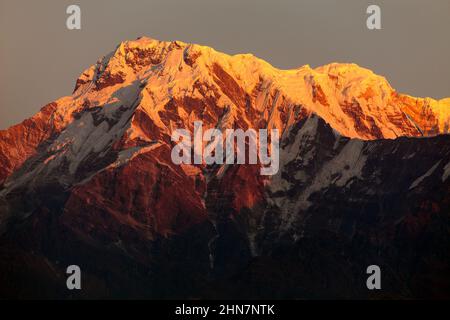Sera, vista al tramonto della catena montuosa dell'Annapurna, monte Himalaya del Nepal Foto Stock