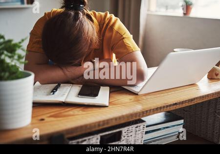 Male basta fare un breve pisolino. Scatto corto di una donna d'affari irriconoscibile seduta e dormire nel suo ufficio domestico durante il giorno. Foto Stock