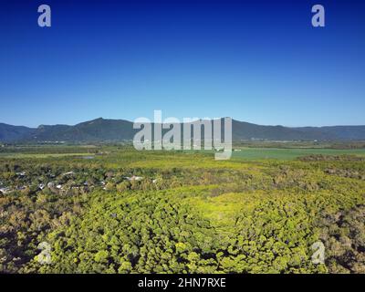 Vista aerea sopra Holloways, QLD con sfondo di montagna e cielo blu perfetto Foto Stock